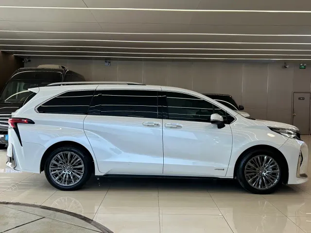 Toyota Sienna — Фото автомобиля 4