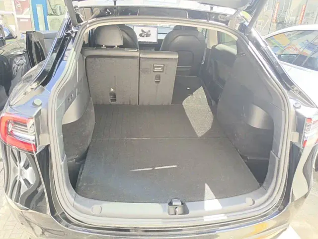 Tesla Model Y — Фото автомобиля 18