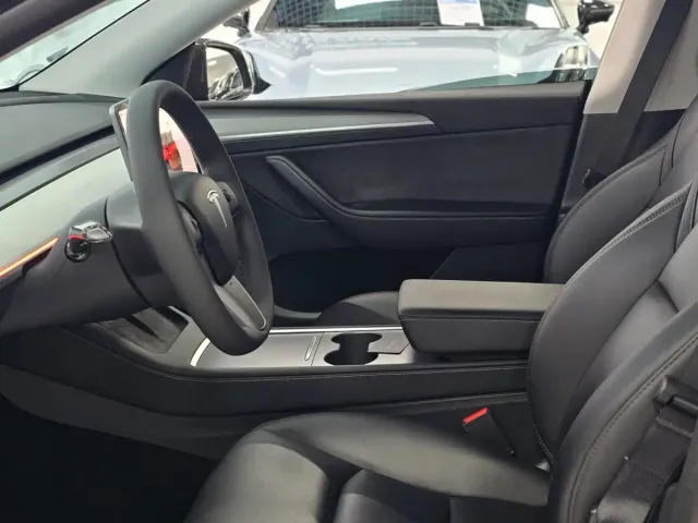 Tesla Model Y — Фото автомобиля 4