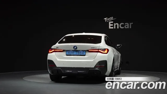BMW i4 — Фото автомобиля 4