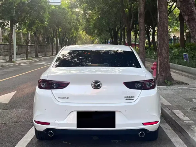 Mazda Mazda3 Axela 2022 2.0L Automatic Elegance Edition — Фото автомобиля 19
