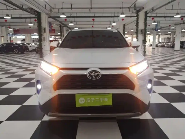 Toyota RAV4 — Фото автомобиля 2