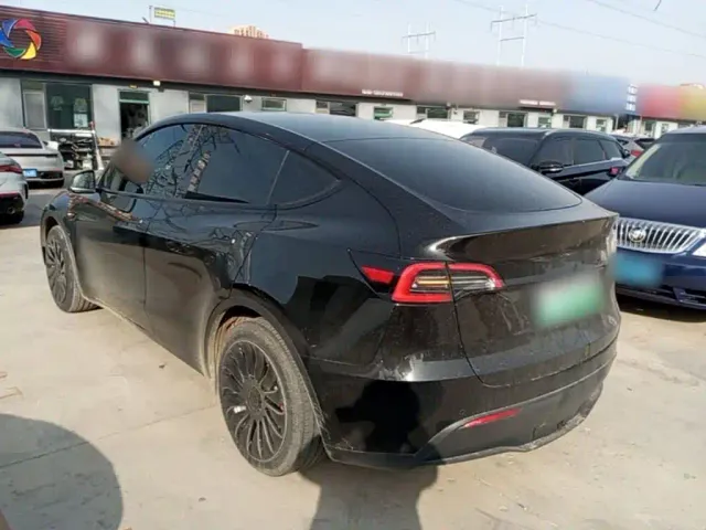 Tesla Model Y — Фото автомобиля 4