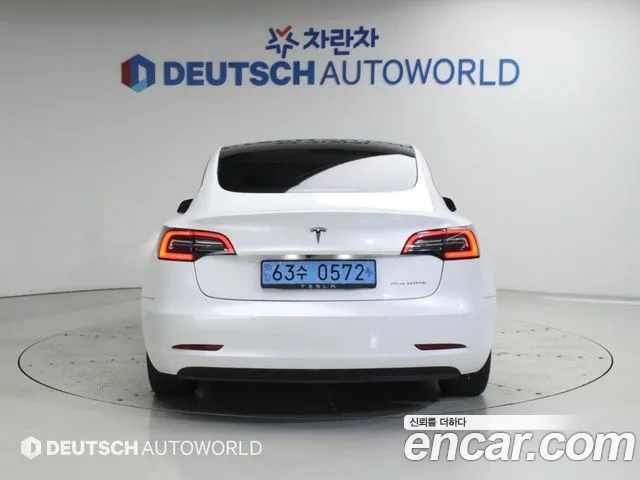 Tesla Model 3 — Фото автомобиля 4