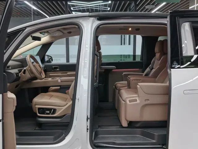 Li Auto MEGA — Фото автомобиля 13