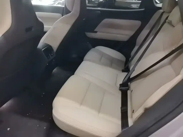 Volvo XC70 Plug-in Hybrid — Фото автомобиля 16