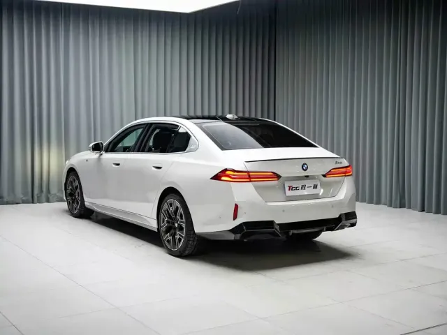 BMW 5 Series — Фото автомобиля 10