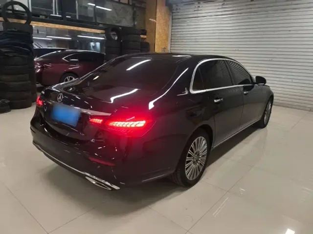Mercedes-Benz E-Class — Фото автомобиля 4