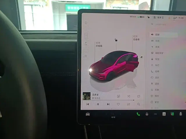 Tesla Model Y — Фото автомобиля 13