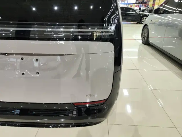 Li Auto MEGA — Фото автомобиля 7