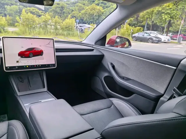 Tesla Model 3 — Фото автомобиля 8