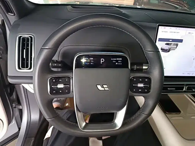 Li Auto L8 — Фото автомобиля 10
