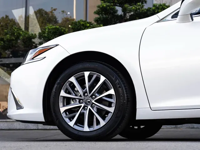 Lexus ES — Фото автомобиля 8