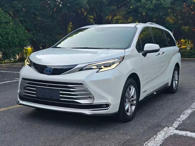 Toyota Sienna — Фото автомобиля 3