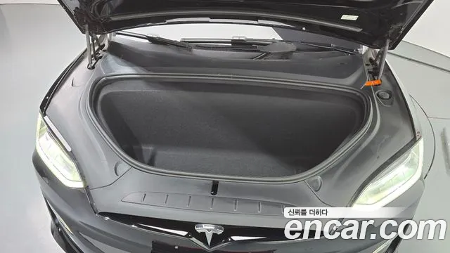 Tesla Model X — Фото автомобиля 9