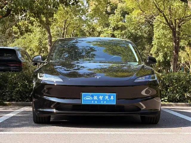 Tesla Model 3 — Фото автомобиля 2