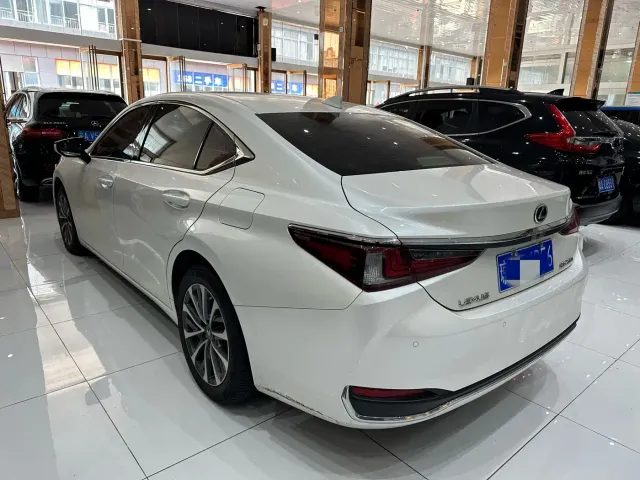 Lexus ES — Фото автомобиля 9