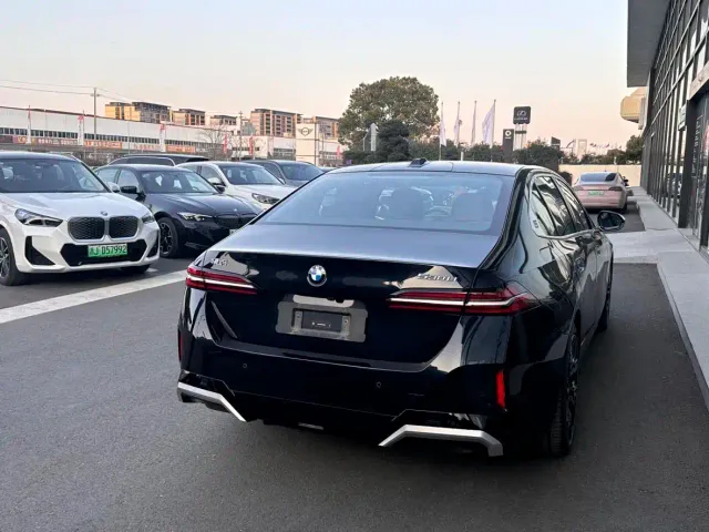 BMW 5 Series — Фото автомобиля 9