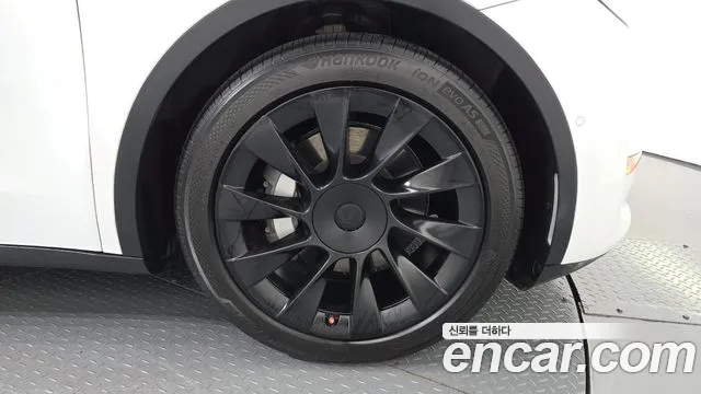 Tesla Model Y — Фото автомобиля 6