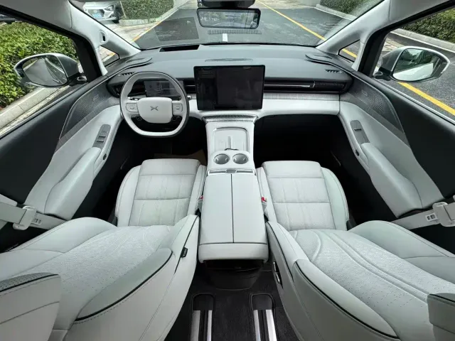 Xpeng X9 — Фото автомобиля 6