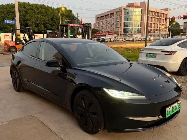 Фотография автомобиля — Tesla Model 3