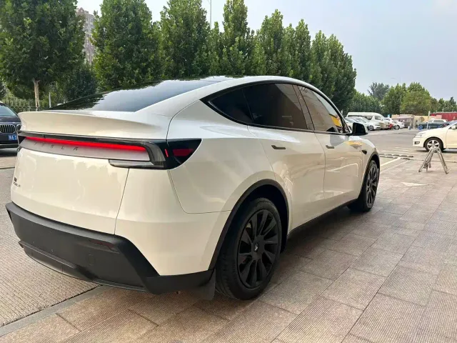 Tesla Model Y — Фото автомобиля 9