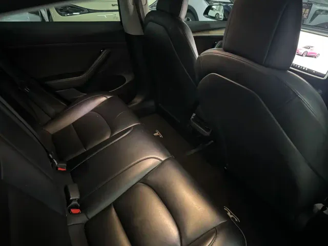 Tesla Model 3 — Фото автомобиля 13
