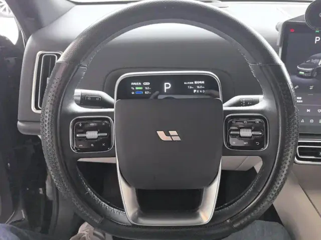 Li Auto L8 — Фото автомобиля 15