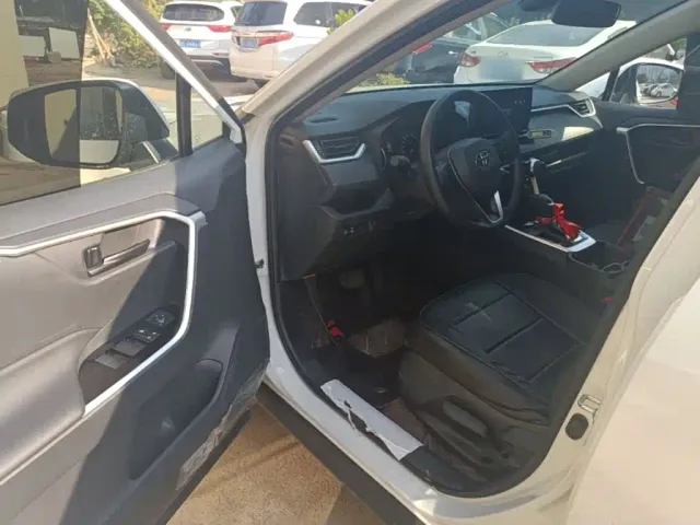 Toyota RAV4 — Фото автомобиля 15