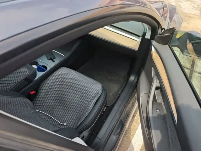 Tesla Model 3 — Фото автомобиля 17