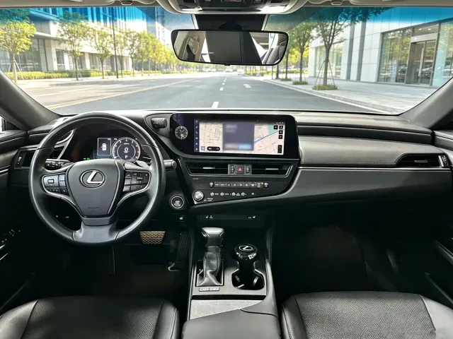 Lexus ES — Фото автомобиля 8