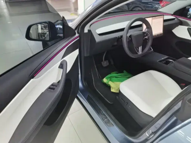Tesla Model Y — Фото автомобиля 15
