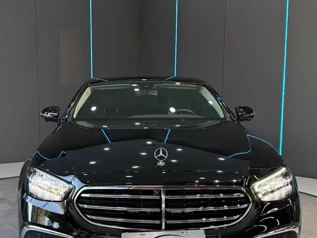 Mercedes-Benz E-Class — Фото автомобиля 2