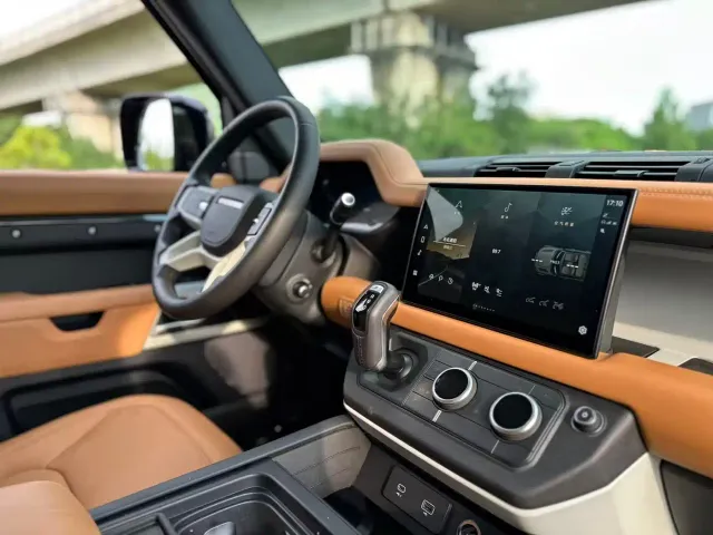 Land Rover Defender — Фото автомобиля 12
