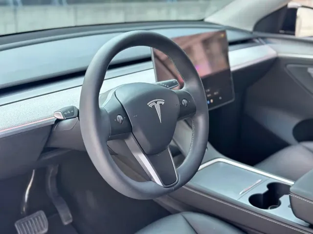 Tesla Model Y — Фото автомобиля 16