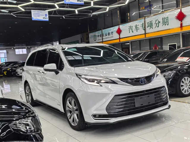 Toyota Sienna — Фото автомобиля 3