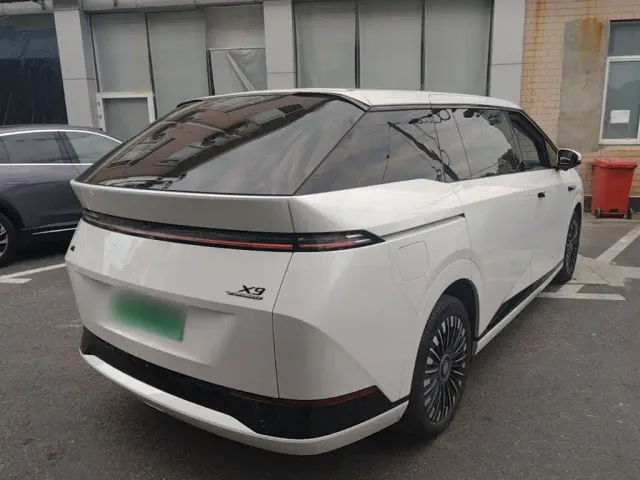Xpeng X9 — Фото автомобиля 6