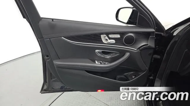 Mercedes-Benz E-Class — Фото автомобиля 23