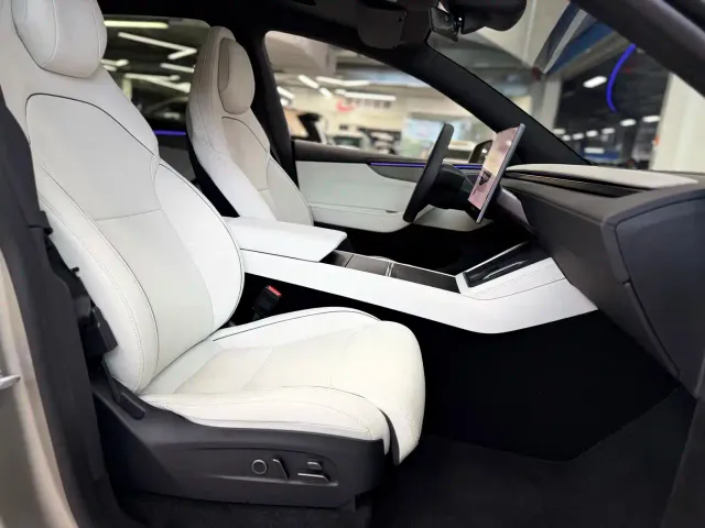 Tesla Model Y L — Фото автомобиля 15