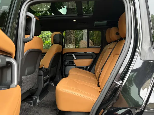 Land Rover Defender — Фото автомобиля 6