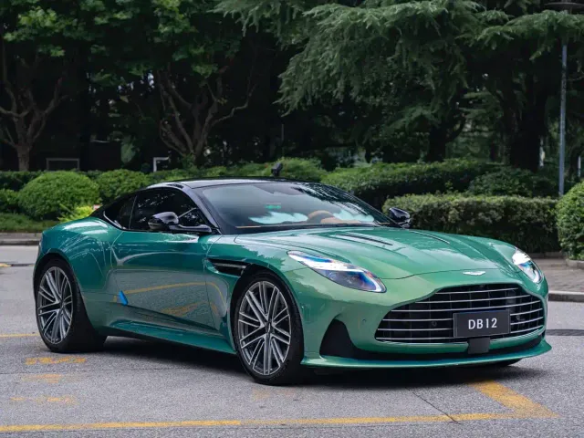 Aston Martin DB12 — Фото автомобиля 3