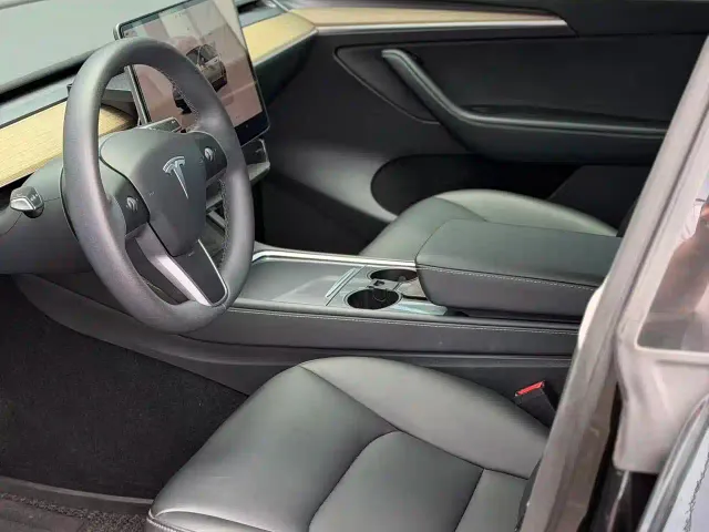 Tesla Model Y — Фото автомобиля 4