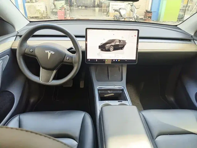 Tesla Model Y — Фото автомобиля 9