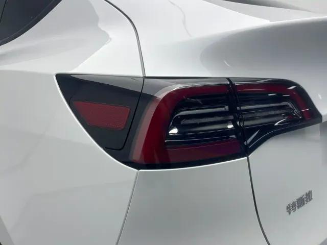 Tesla Model Y — Фото автомобиля 11