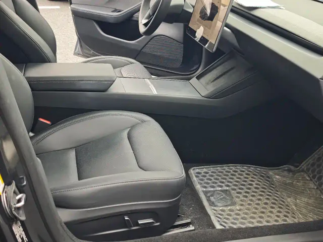 Tesla Model 3 — Фото автомобиля 8
