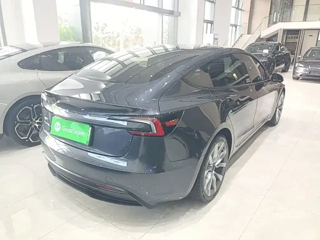 Tesla Model 3 — Фото автомобиля 6