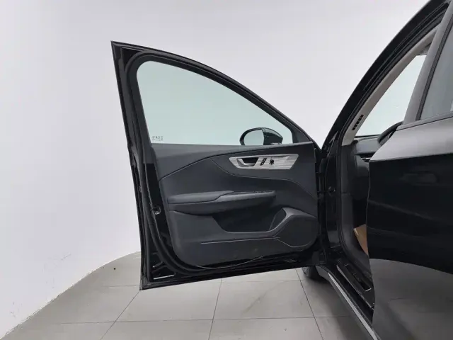 Hongqi E-QM5 — Фото автомобиля 8