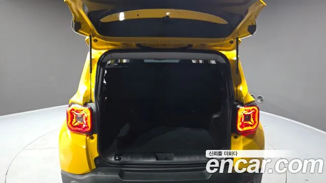 Jeep Renegade — Фото автомобиля 26