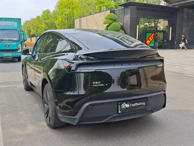 Tesla Model Y — Фото автомобиля 7