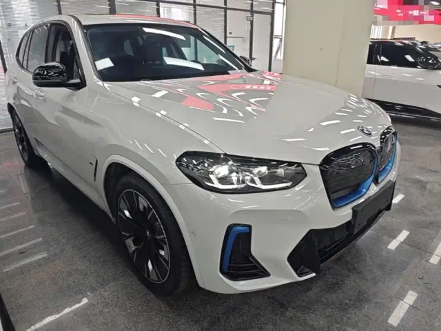 BMW iX3 — Фото автомобиля 3